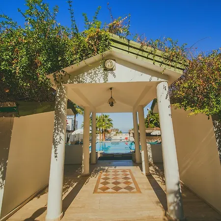 Pine Bay Boutique & Cakistes Restaurant