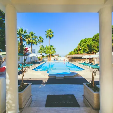 Hotel Pine Bay Boutique & Cakistes Restaurant