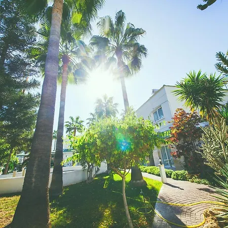 Pine Bay Boutique & Cakistes Restaurant 3*