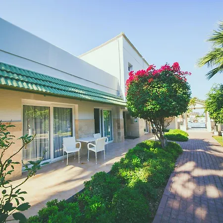 Pine Bay Boutique & Cakistes Restaurant 3* Cirénia